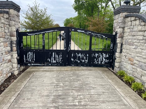 mythreesons-gate1