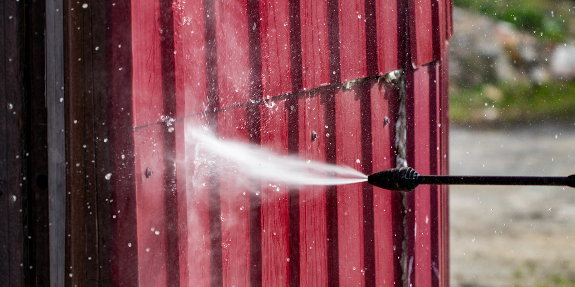 cleaning the wall high pressure cleaner, close up